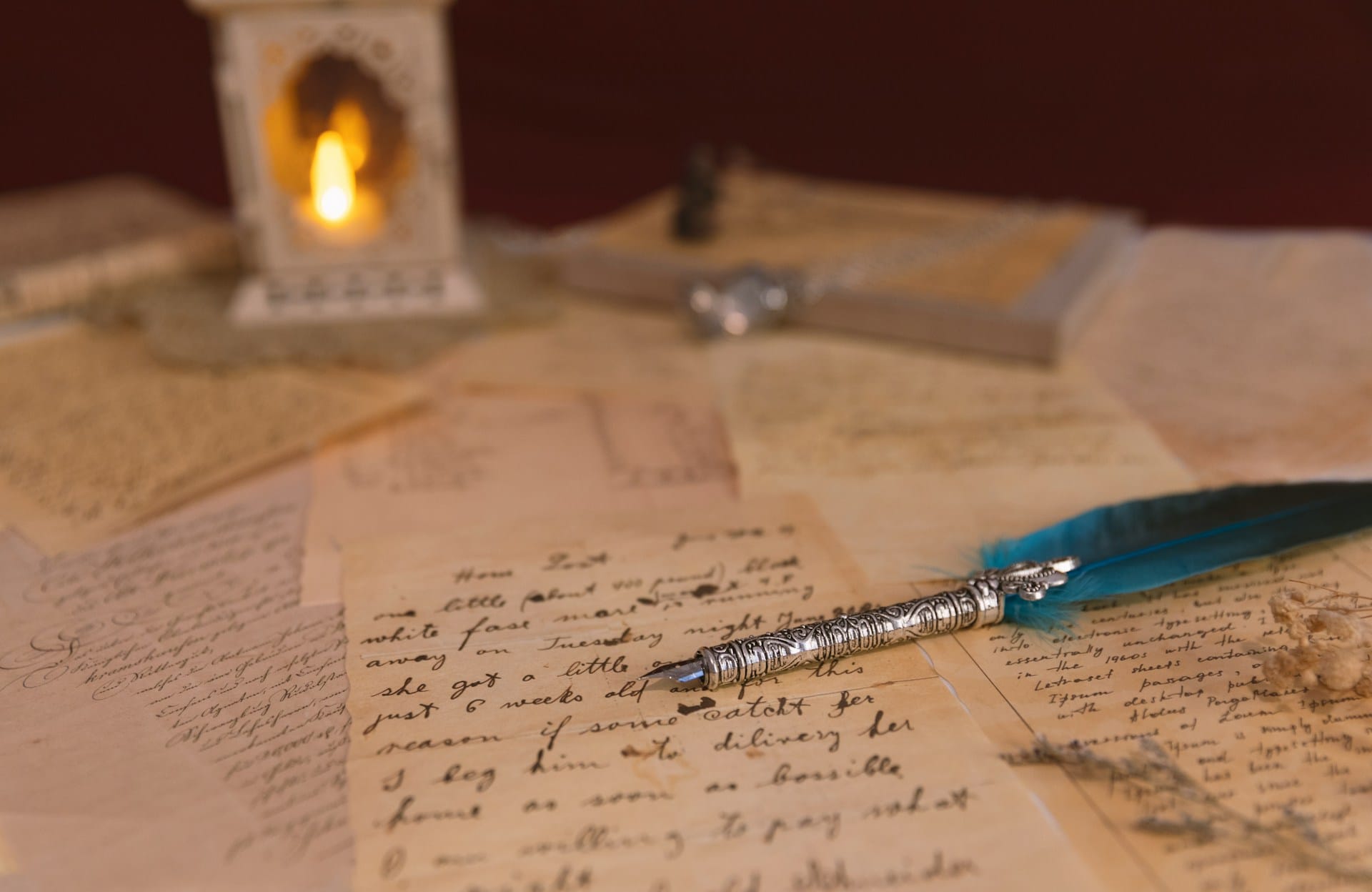 Une plume d'écriture en métal, posée sur des papiers griffonnés.