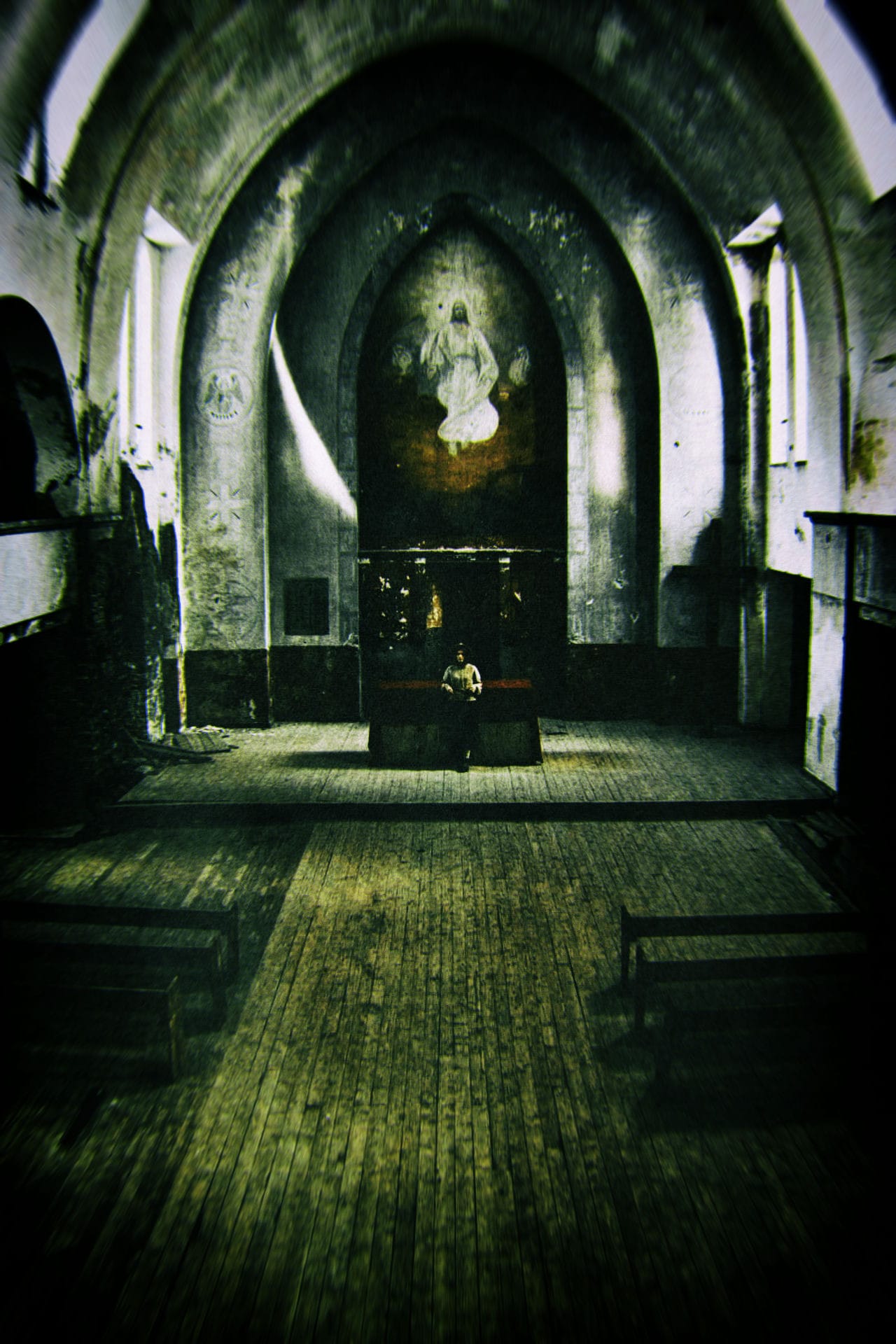 Une femme adossée à un autel dans une église délabrée.