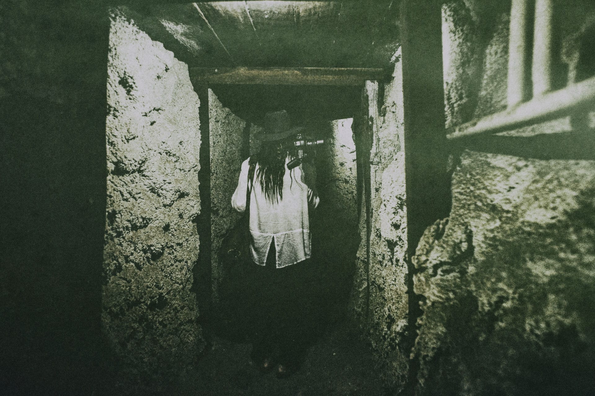 Une femme dans un grossier boyau de cave