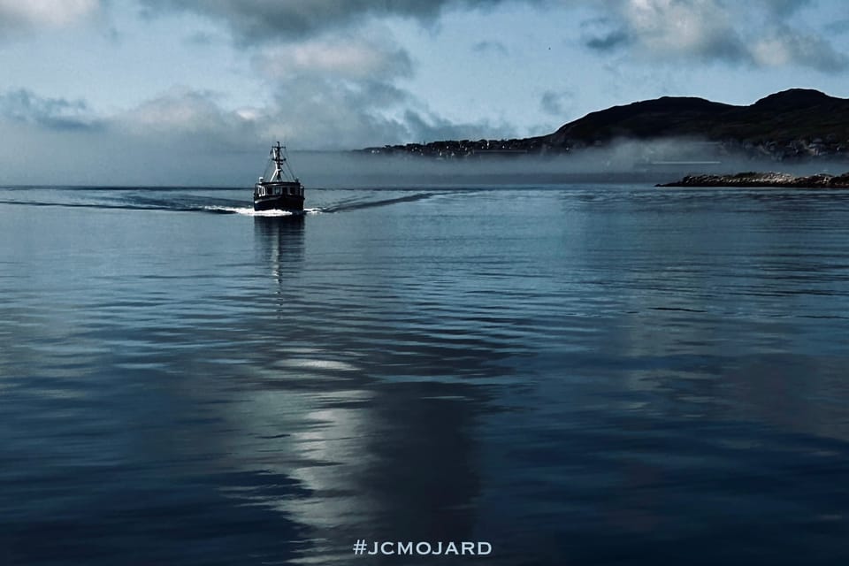 Le bateau taxi Le P'tit Gravier sur l'eau calme de la liaison Saint-Pierre et l'île aux marins.