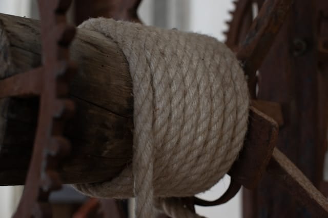 Gros plan d'une corde enroulée autour d'un moyeu de bois.
