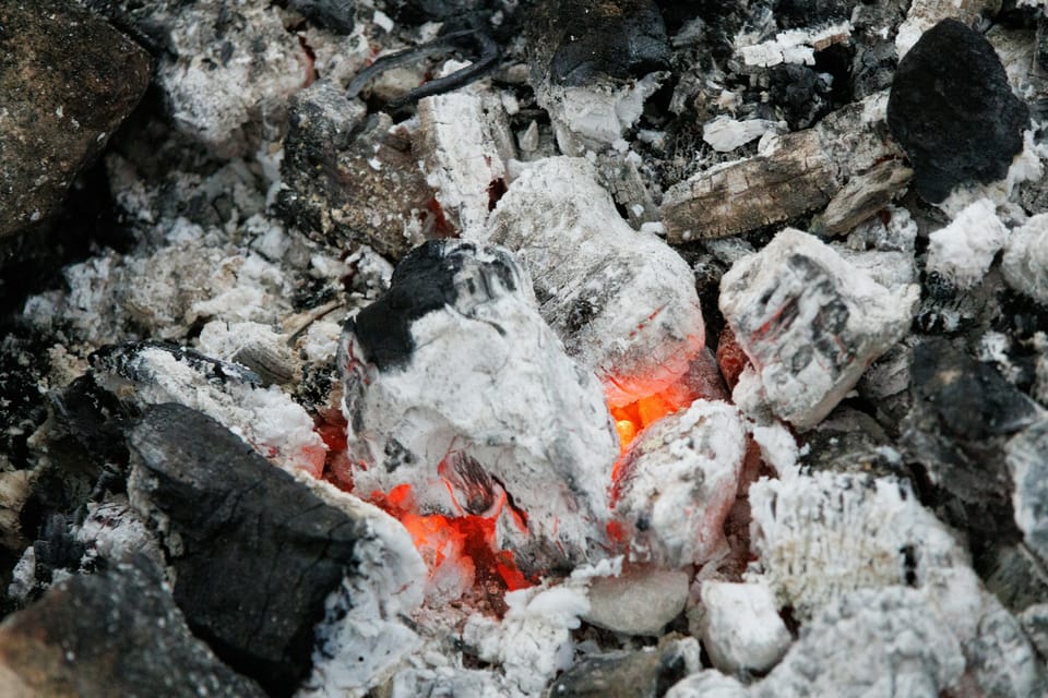 Des braises incandescentes sous des cendres.