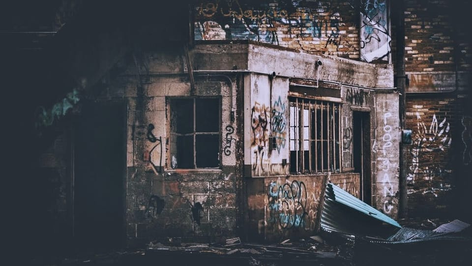 Urbex : intérieur délabré d'une salle